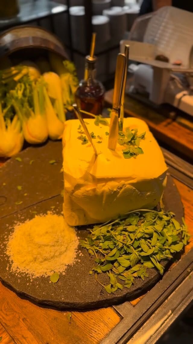 כל מה שאירוע צריך, עמדת לחמים טרייה מלאה בטוב 🍞🫒