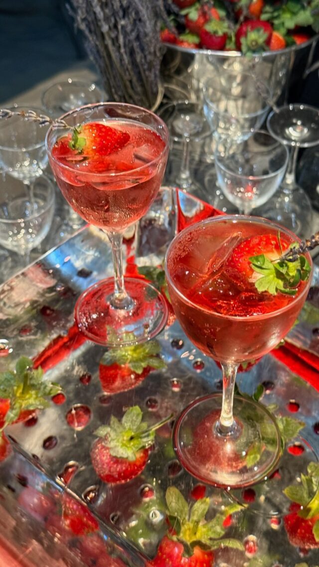 If you keep my secret, 
this strawberry cocktail is yours 💃🏽
