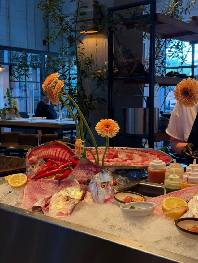 Atmosphere, food, flowers and beautiful people ✨